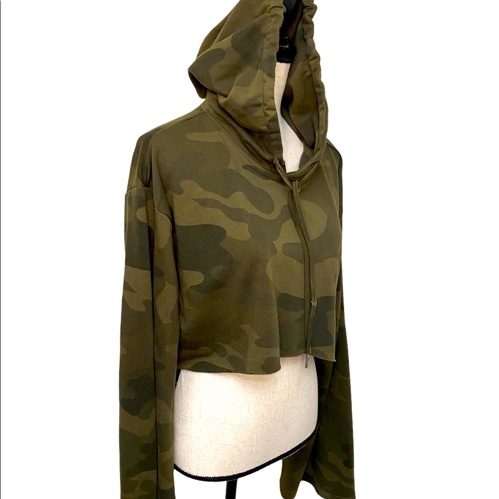 TOBI Cropped Hooded Camo Crop Sweatshirt Medium